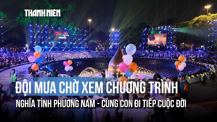 Người phụ nữ đến từ 4 giờ chiều, đội mưa chờ xem chương trình nghệ thuật “Nghĩa tình Phương Nam - Cùng con đi tiếp cuộc đời”