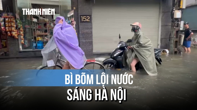 Bì bõm lội qua nhiều tuyến phố Hà Nội ngập sâu, rác nổi lềnh bềnh