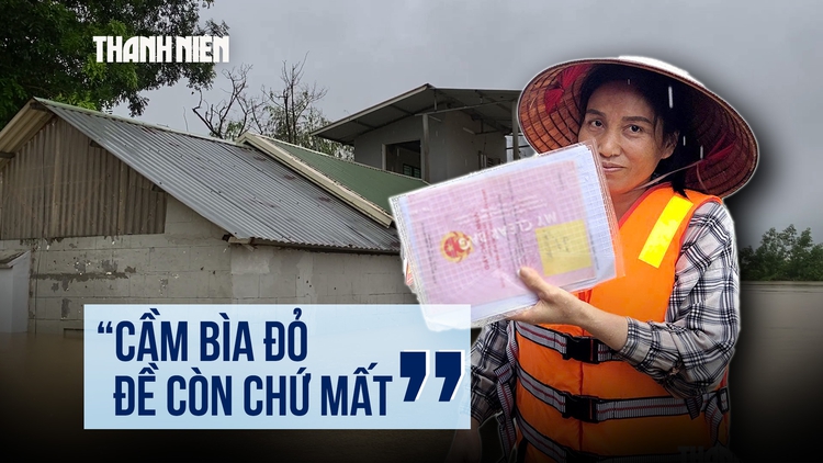 Xóm nhỏ ngoại thành hóa 'ốc đảo', người dân cầm sổ đỏ chạy lũ