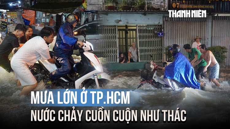 Mưa lớn ở TP.HCM khiến nhiều đường ngập sâu, nước chảy cuồn cuộn như thác