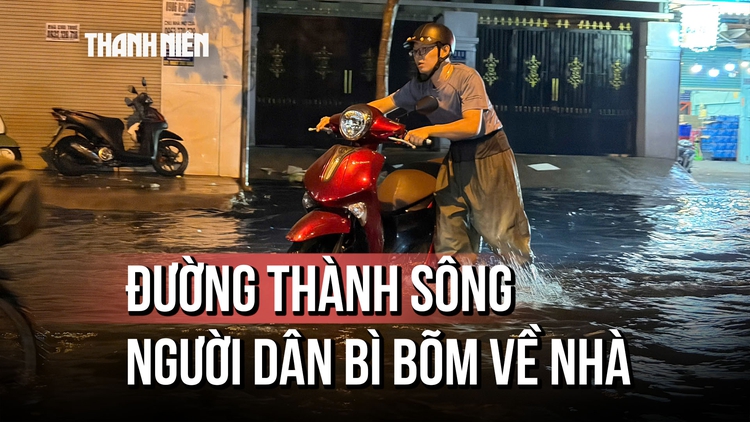 Người dân TP.HCM lội nước về nhà, 'mệt mỏi nhân đôi' trong mưa lớn