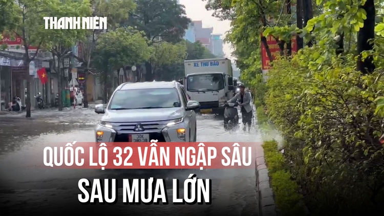 Quốc lộ 32 vẫn ngập sâu, sóng đánh vào nhà dân