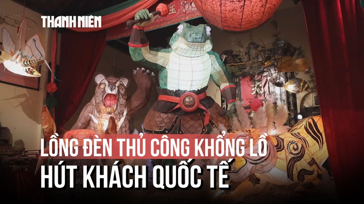 Lồng đèn 'Cóc kiện trời' bằng giấy dó cao 3 mét ở TP.HCM hút khách nước ngoài có gì đặc biệt?