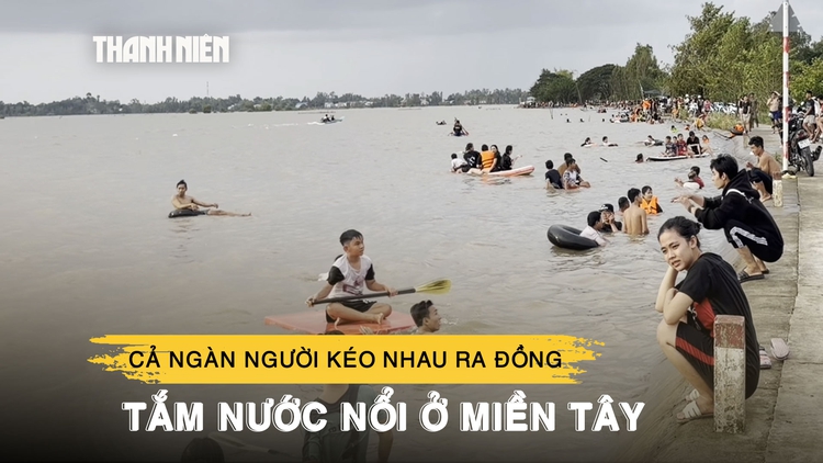 Cả ngàn người kéo nhau ra đồng tắm nước nổi ở miền Tây