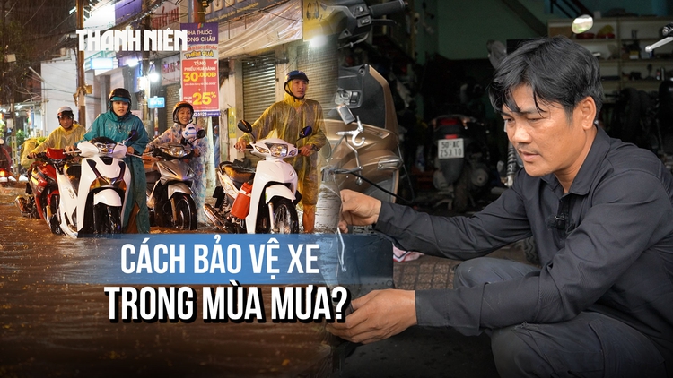 Mưa trắng trời ở TP.HCM, chủ tiệm sửa xe làm điều bất ngờ: Chỉ khách cách… bớt phải quay lại tiệm