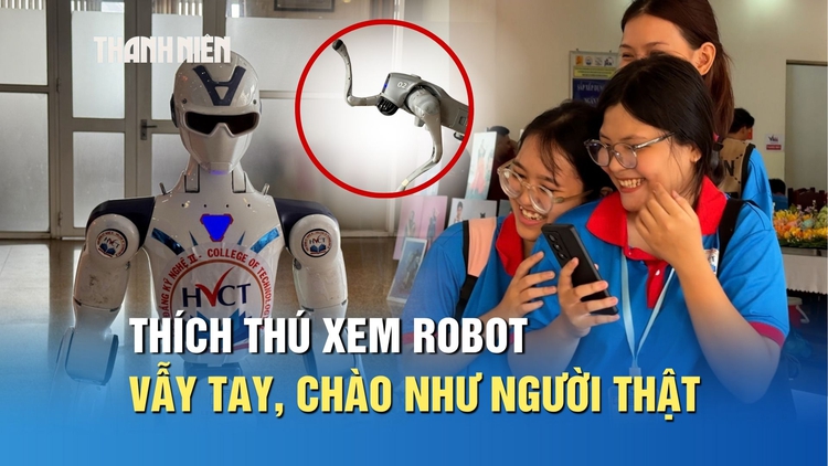 Thích thú xem robot chó Unitree bắt tay, robot hình người vẫy chào, ôm sinh viên