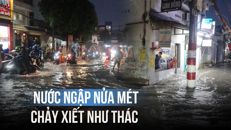 Mưa lớn ở TP.HCM, nước cuồn cuộn khiến người dân 'mắc kẹt' giữa giờ tan tầm