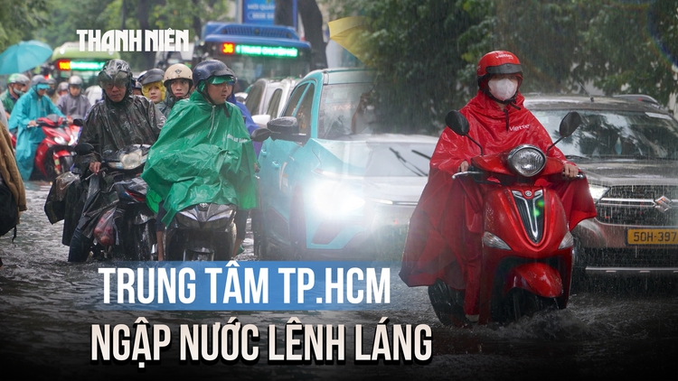 Mưa lớn đầu giờ chiều, đường phố trung tâm TP.HCM ngập nước lênh láng