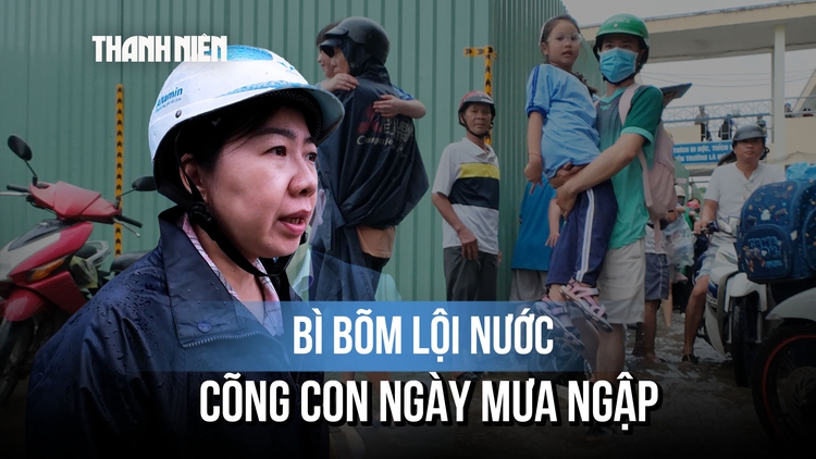 Mưa lớn, sân trường ngập sâu: Phụ huynh xắn quần, lội nước vào tận lớp đón con