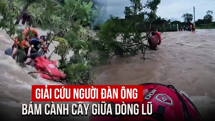 Thót tim cảnh dùng mô tô nước giải cứu người đàn ông bám cành cây giữa dòng lũ