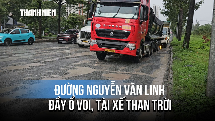 Đường Nguyễn Văn Linh ở TP.HCM đầy ổ voi, tài xế than trời