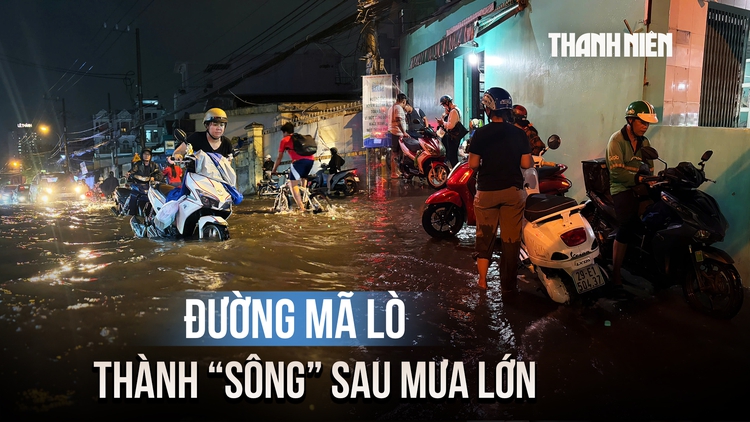 Đường Mã Lò ngập sâu sau mưa lớn, người dân chờ nước rút mới dám về nhà