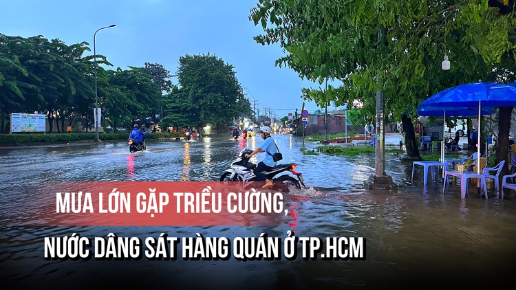 Mưa lớn gặp triều cường, nước dâng sát hàng quán ở TP.HCM