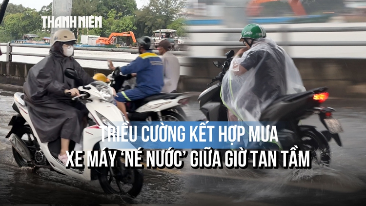 Triều cường kết hợp mưa, đường Trần Xuân Soạn ngập đúng giờ tan tầm
