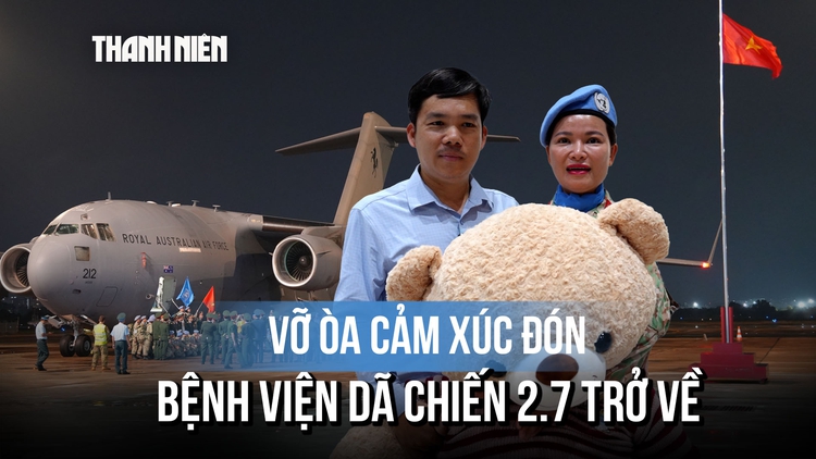 Cầm gấu bông khổng lồ đón vợ là lính mũ nồi xanh làm nhiệm vụ trở về