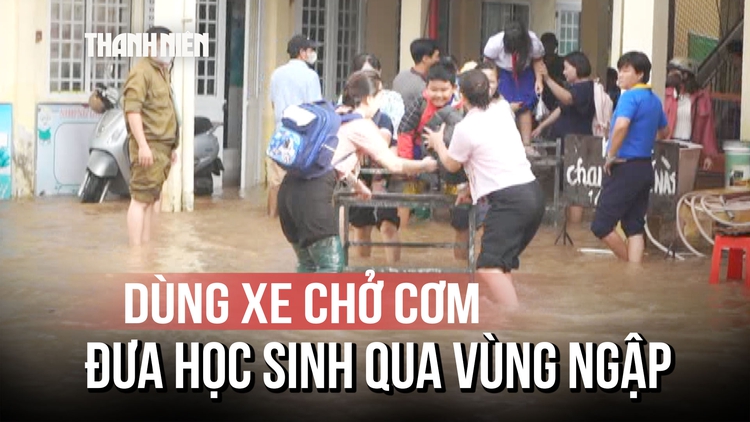 Triều cường vượt báo động 3, giáo viên dùng xe chở cơm đưa học sinh qua vùng ngập