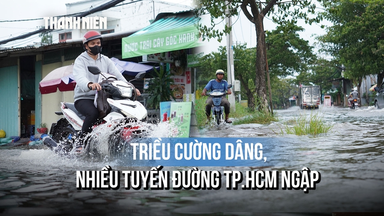 Nước triều dâng gây ngập nhiều tuyến đường TP.HCM: Xe máy quay đầu, leo lề tránh nước