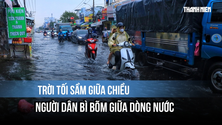Trời tối sầm giữa chiều, TP.HCM mưa như trút: Người dân bì bõm giữa dòng nước