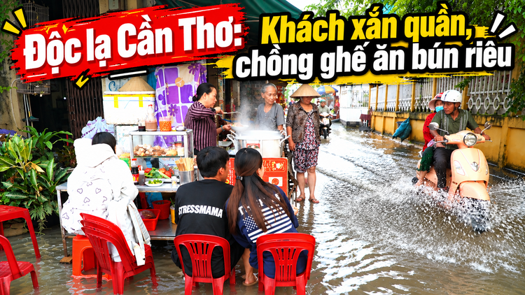 Độc lạ: Khách xắn quần, chồng ghế ăn bún riêu giữa triều cường Cần Thơ