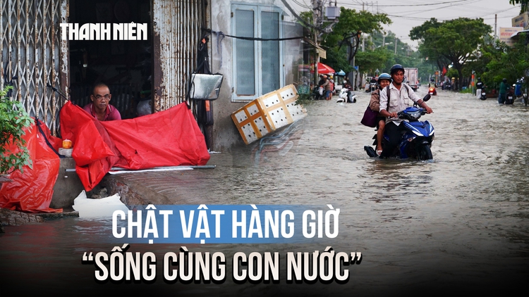 Khổ sở vì triều cường dâng cao ở TP.HCM, người dân chật vật chờ nước rút