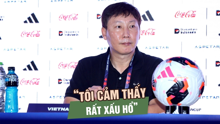 HLV Kim Sang-sik nhận trách nhiệm sau trận thua Thái Lan: ‘Tôi cảm thấy rất xấu hổ’