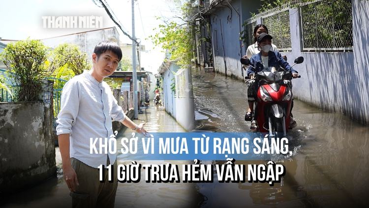 Mưa từ sáng, gần trưa con hẻm ở TP.HCM vẫn ngập: Nhiều hộ nâng nền hết lần này đến lần khác