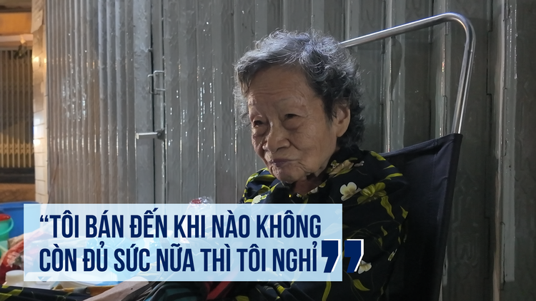 Xe há cảo đêm khuya của cụ bà hơn 80 tuổi: Mưa to vẫn đông khách
