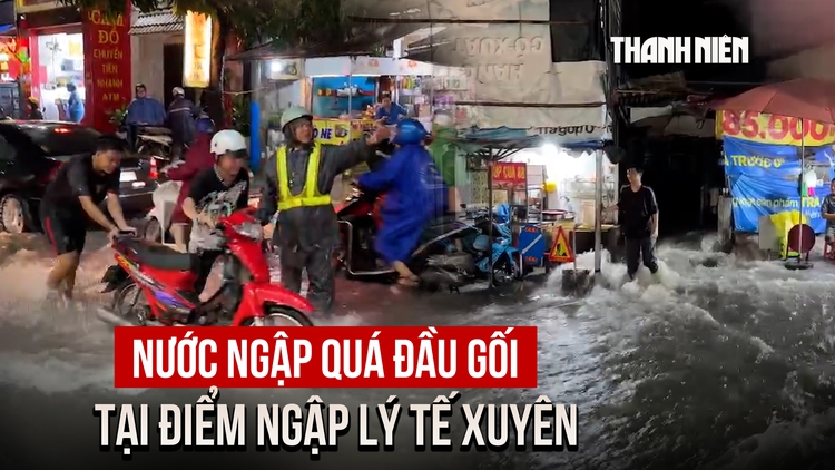 Mưa lớn đúng giờ tan tầm, người dân chật vật qua đoạn ngập quá đầu gối ở TP.HCM