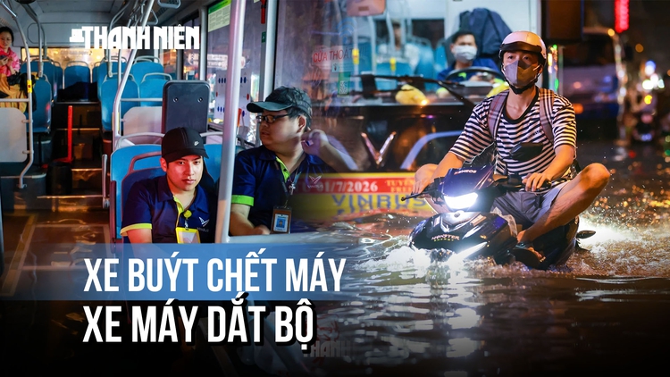 Ám ảnh ngập lụt trên đường Phan Huy ích: Xe buýt chết máy, xe máy dắt bộ
