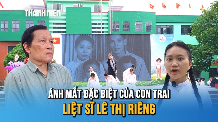 Bắt gặp ánh mắt đặc biệt của con trai liệt sĩ Lê Thị Riêng ngày khai trường
