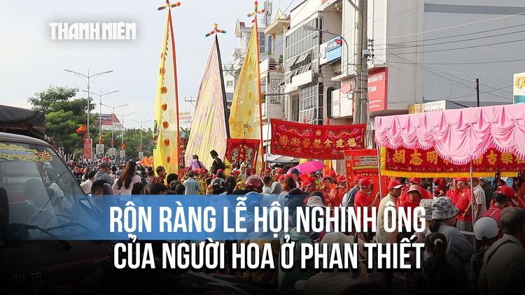 Hàng nghìn người dân đổ ra đường trẩy hội Nghinh Ông rực rỡ sắc màu