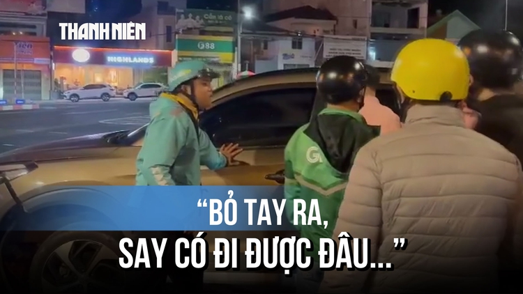 Tài xế say xỉn định lái ô tô rời hiện trường ở Đắk Lắk, bị người dân chặn lại