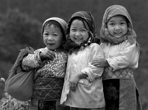 Ba chị em H'Mông - Huy chương vàng cuộc thi ảnh quốc tế 2012 tại VN - Ảnh: Trần Thiết Dũng