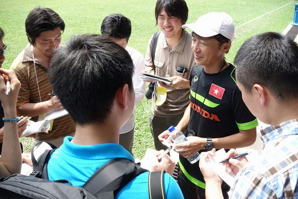 Đông đảo phóng viên Nhật Bản bu quanh phỏng vấn HLV Miura tại Malaysia