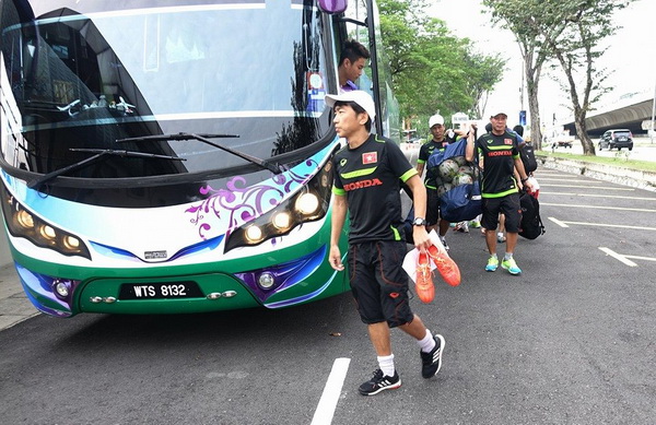 HLV Miura trên đường ra sân tập cùng tuyển U.23 Việt Nam tại Malaysia