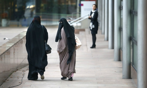 Nếu lệnh cấm có hiệu lực, những người đeo khăn che mặt có thể bị phạt - Ảnh: AFP