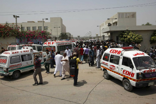 Xe cứu thương và người dân tập trung bên ngoài bệnh viện sau vụ tấn công xe buýt hồi đầu tháng 5 tại Karachi - Ảnh: Reuters