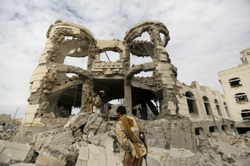 Nhà của một thủ lĩnh Houthi đổ nát sau cuộc không kích tại thủ đô Sanaa, Yemen ngày 29.5 - Ảnh: Reuters