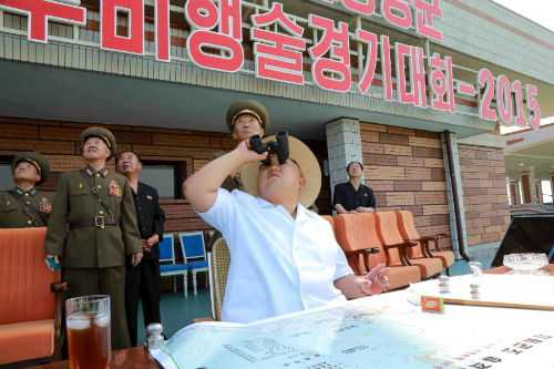 Lãnh đạo Kim Jong-un quan sát cuộc trình diễn - Ảnh: Reuters