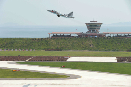Máy bay Triều Tiên tham gia trình diễn - Ảnh: Reuters