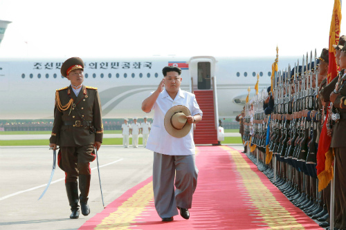 hủ tịch Kim Jong-un đáp máy bay xuống sân bay Kalma - Ảnh: Reuters