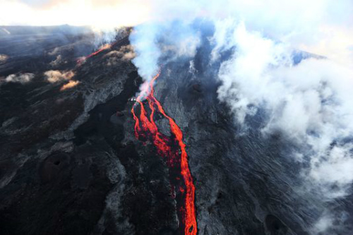 Hình ảnh từ đợt phun trào hồi tháng 5 của núi lửa Piton de la Fournaise - Ảnh: AFP