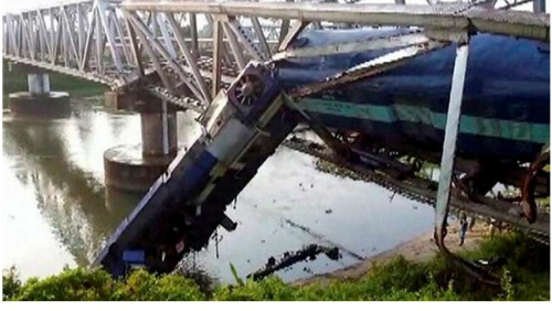 Một vụ tai nạn tàu lửa ở Ấn Độ hồi tháng 5.2015 - Ảnh chụp màn hình The Indian Express