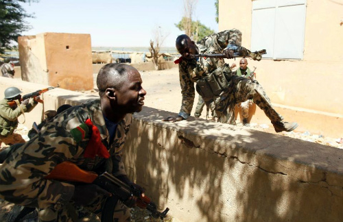 Lính Mali trong một chiến dịch chống quân nổi dậy Hồi giáo - Ảnh: AFP