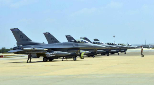 Sáu chiến đấu cơ F-16 của Mỹ tại căn cứ Incirlik, Thổ Nhĩ Kỳ - Ảnh: Reuters