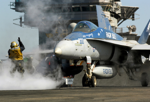 Một chiến đấu cơ F/A-18 Hornet trên tàu sân bay USS Harry S. Truman - Ảnh: Bộ Quốc phòng Mỹ