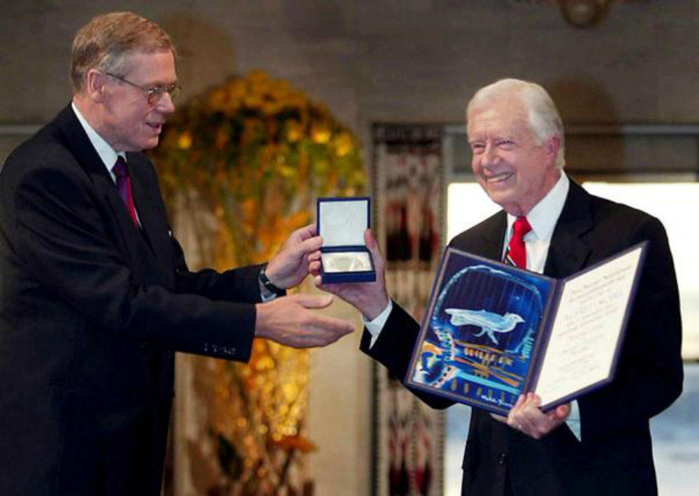 Cựu tổng thống Mỹ Jimmy Carter (phải) nhận giải Nobel Hòa bình năm 2002 - Ảnh: AFP