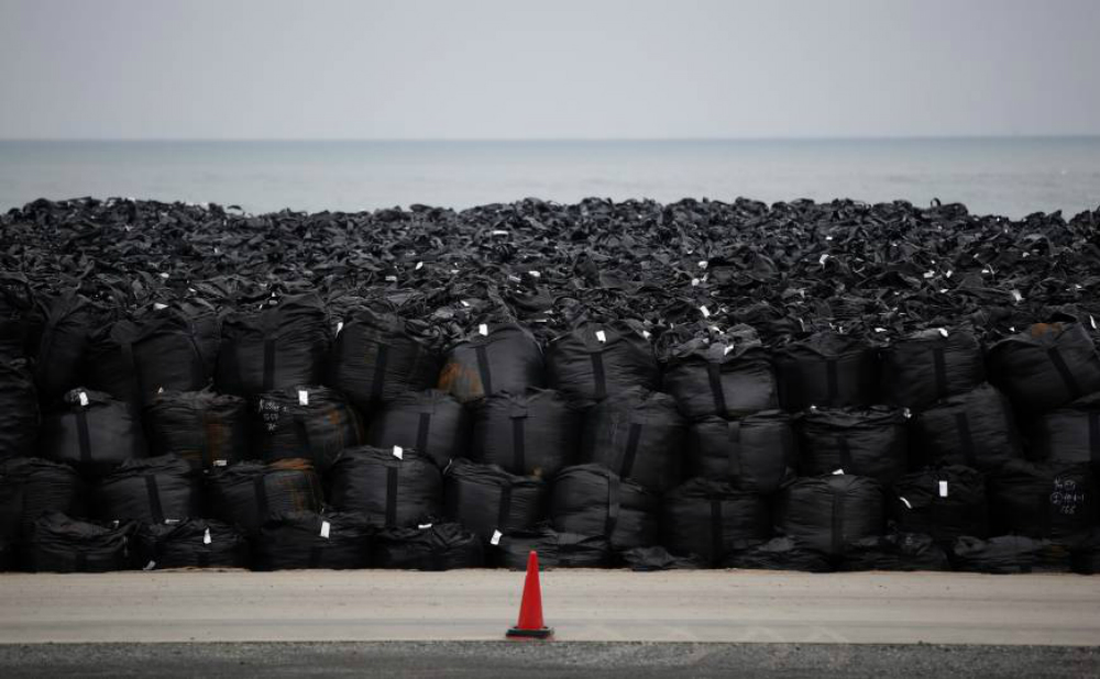 Các túi đựng cỏ, đất và các vật liệu từ khu vực bị nhiễm xạ tại Fukushima - Ảnh: Reuters