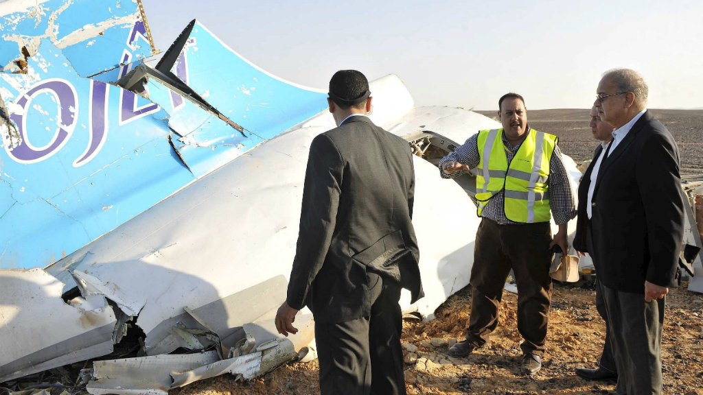 Giả thuyết máy bay bị cài bom được nhiều cơ quan điều tra lẫn quan chức đặt ra - Ảnh: Reuters