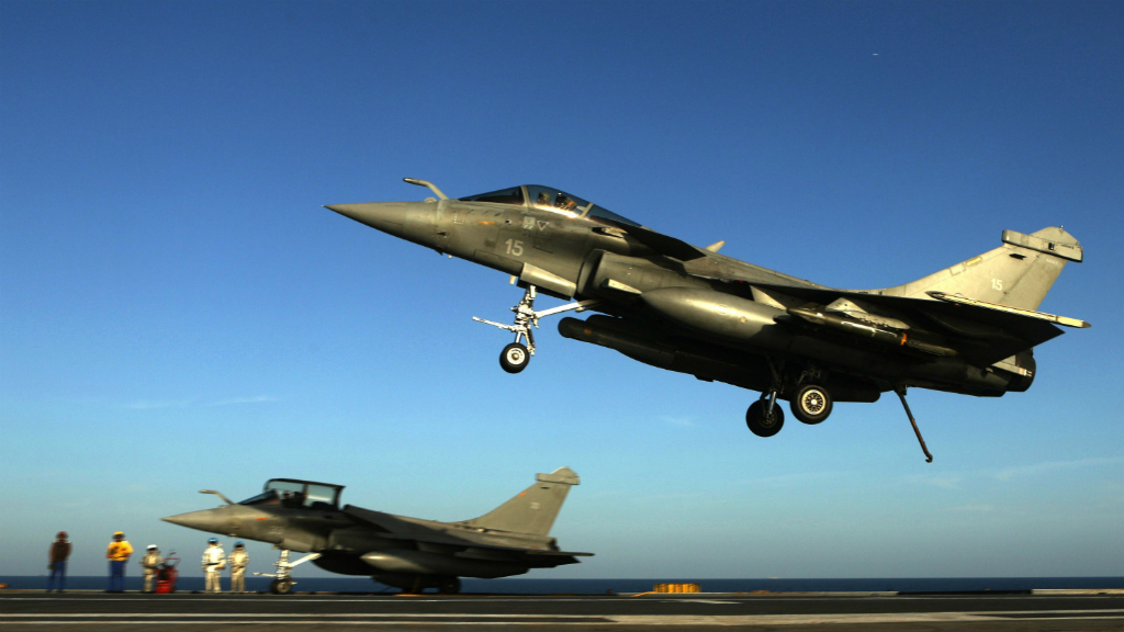 Chiến đấu cơ Rafale hạ cánh xuống tàu sân bay Charles de Gaulle - Ảnh: AFP